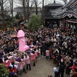 Un grupo de personas honran al falo rosa gigante