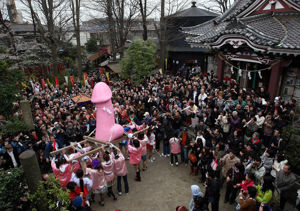 Un grupo de personas honran al falo rosa gigante