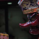 Un sacerdote lleva una máscara de demonio en el Kanamara Matsuri