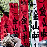 La gente se amontona alrededor de los templos durante el Kanamara Matsuri