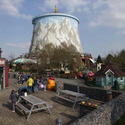 Visita el parque de atracciones construido en una central nuclear