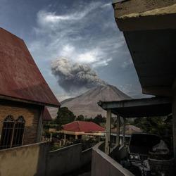 Las increíbles erupciones del Monte Sinabung en Indonesia