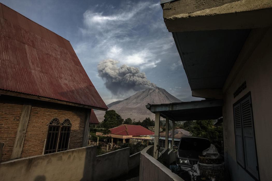 El Monte Sinabung ruge