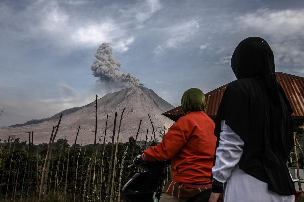 Dos testigos de la erupción del Sinabung