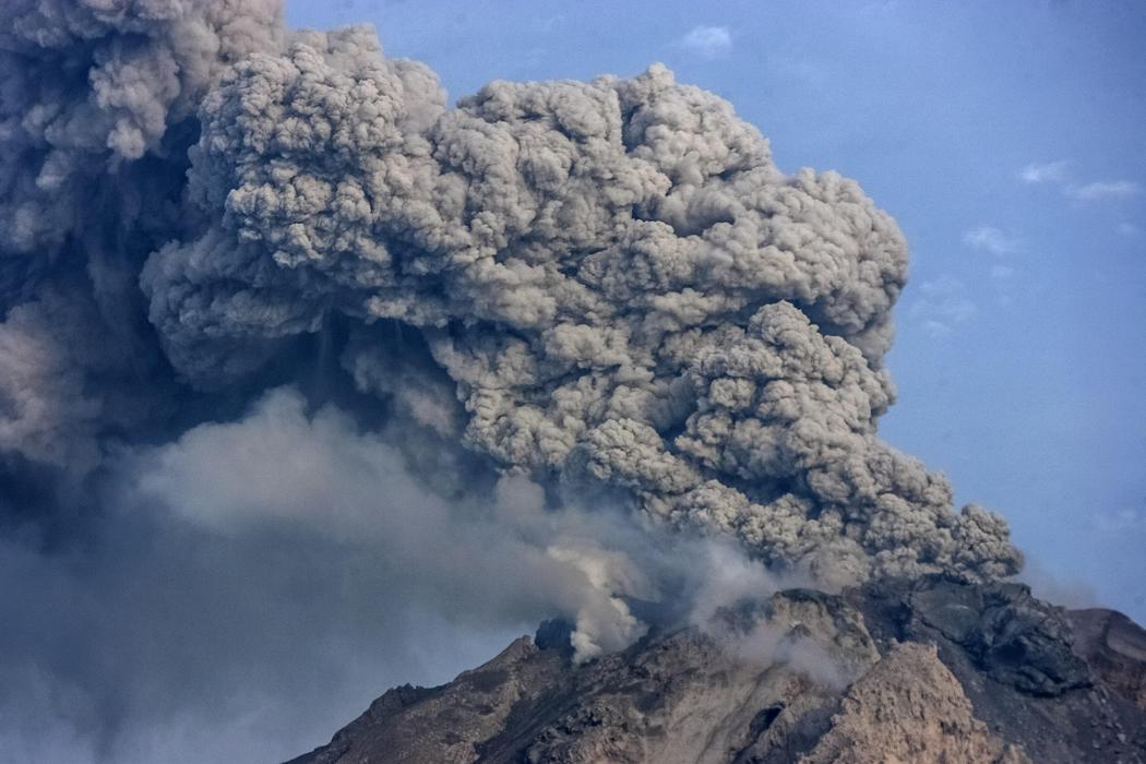 Una gran nube de ceniza