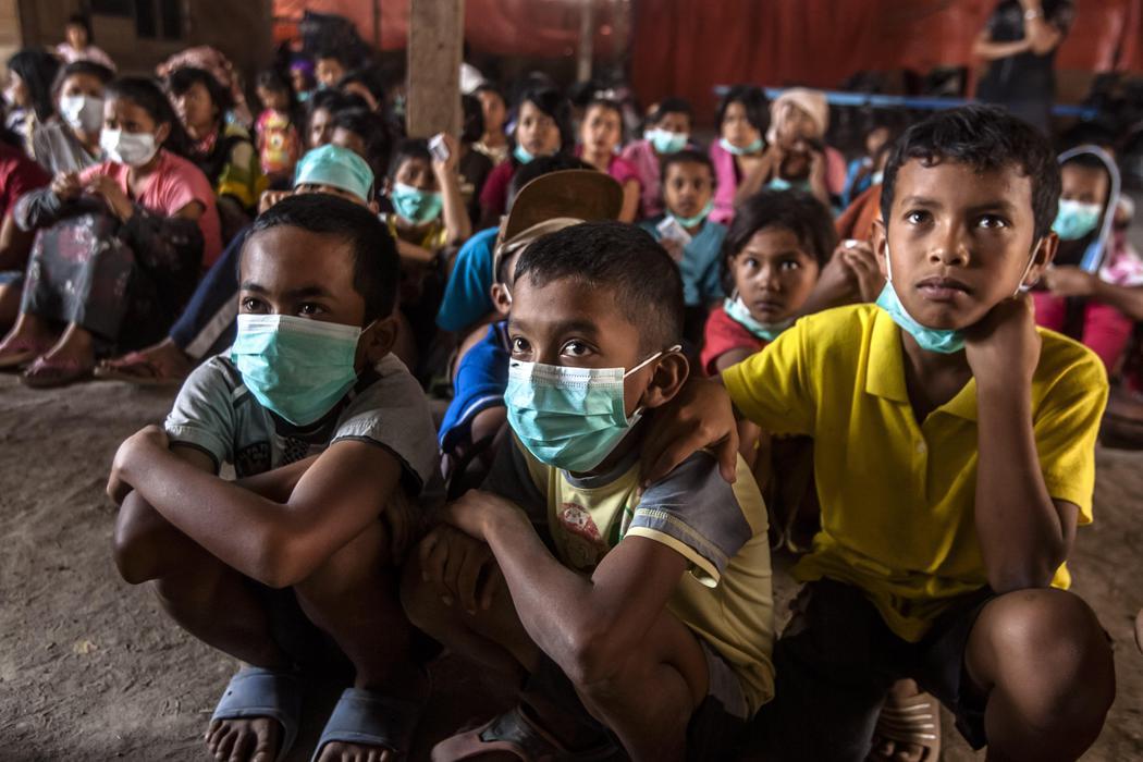 Colegios llenos de niños con máscaras