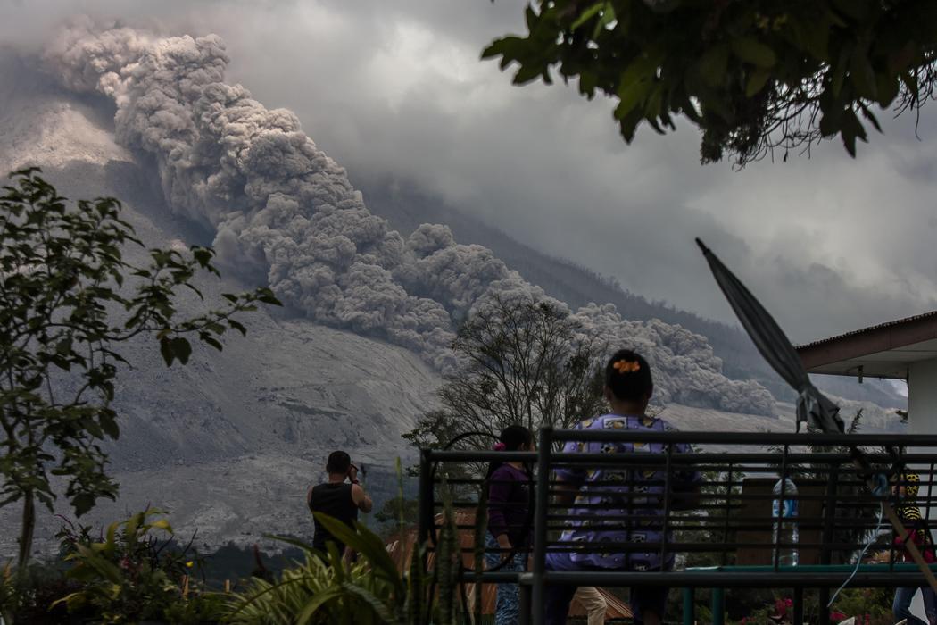 Gamber amanece con la erupción del volcán