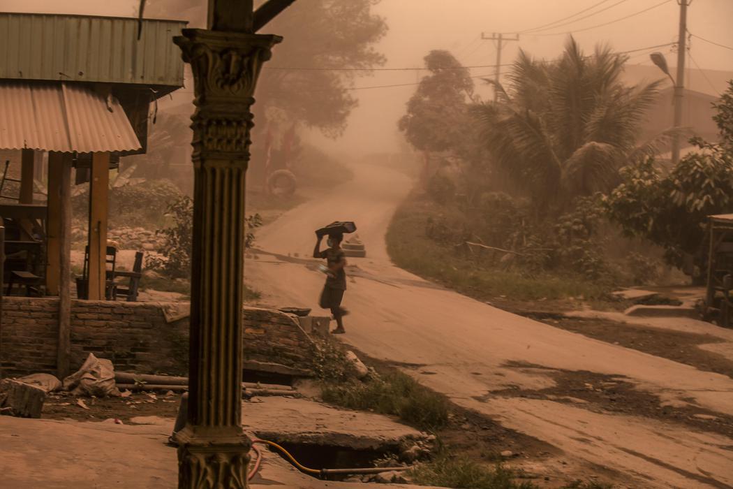 El pueblo Terung Peren es desalojado por la erupción