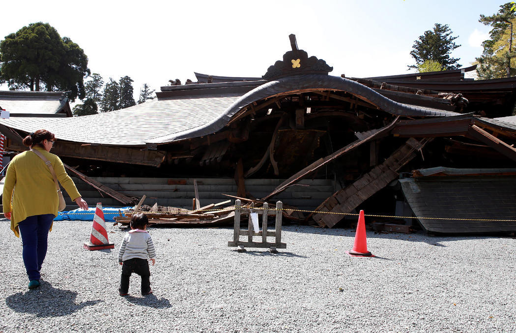 El templo Aso, destruido por el terremoto