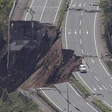 Carreteras completamente derruidas en Minami, Japón