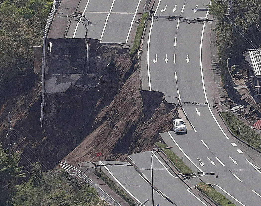 Carreteras completamente derruidas en Minami, Japón