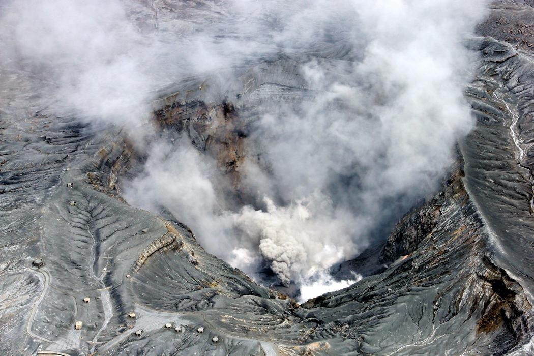 El volcán del Monte Aso, en erupción tras el terremoto