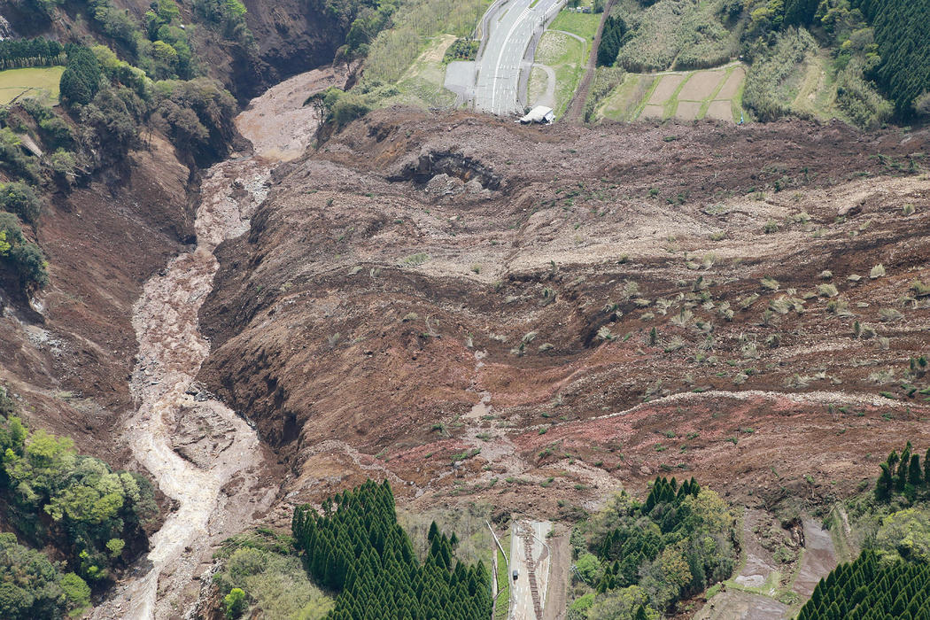 Una carretera sepultada por un alud