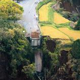 Una carretera tragada por la tierra