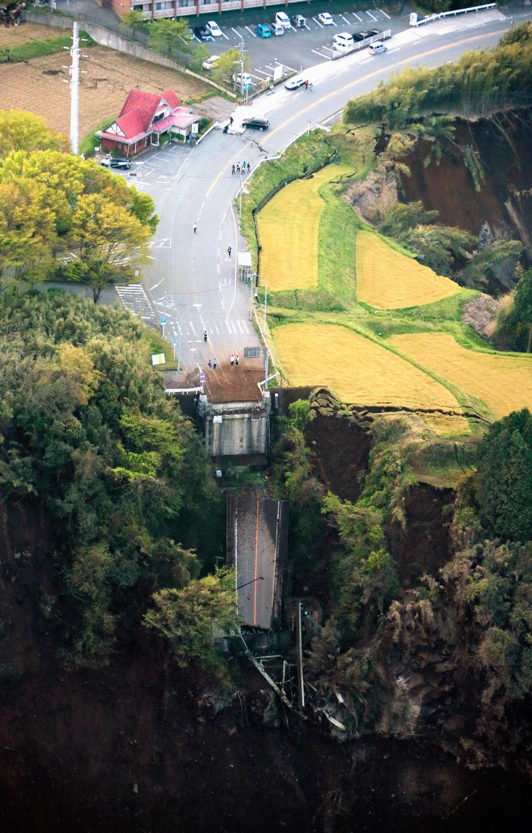 Una carretera tragada por la tierra