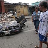 Coche aplastado por escombros