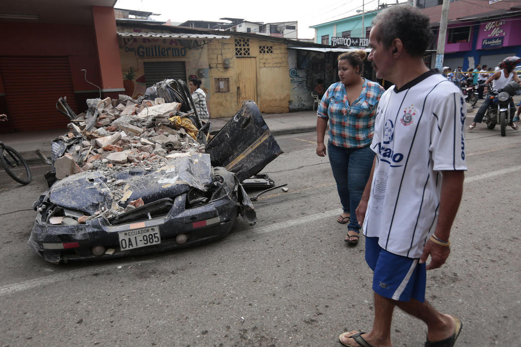 Coche aplastado por escombros