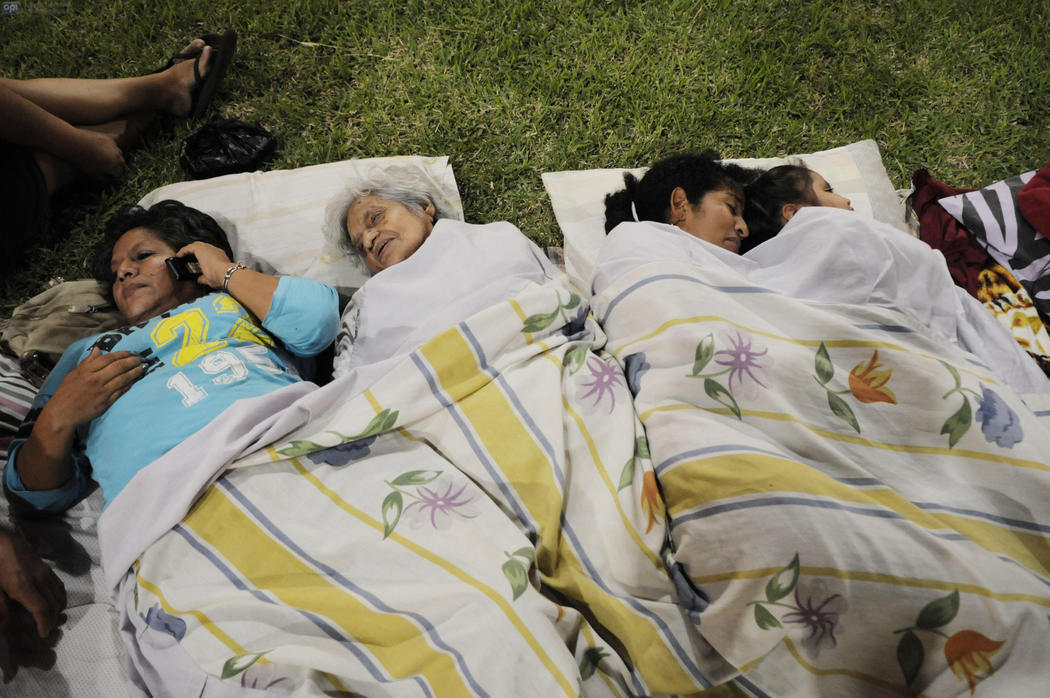 Durmiendo al aire libre para evitar las réplicas