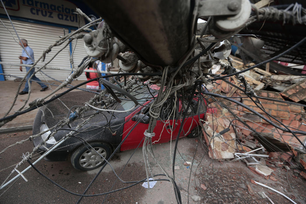 Un poste eléctrico destroza un coche