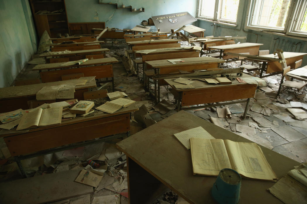 Libros abandonados en las aulas de la Escuela Número 3