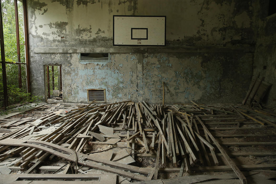 La pista de baloncesto de Lazurna, destrozada por el paso de los años en Prypiat