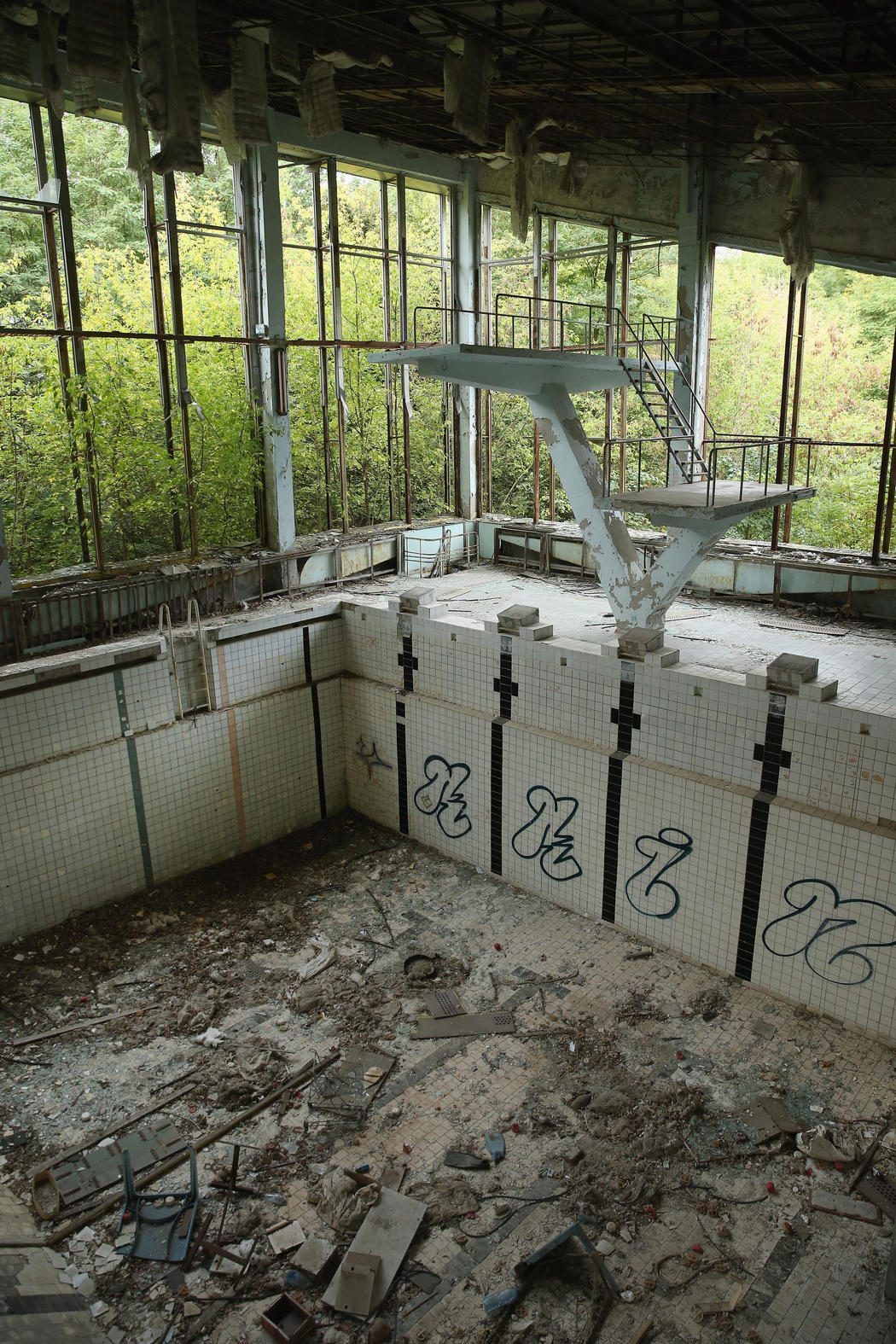 La piscina abandonada de Lazurna, 30 años después