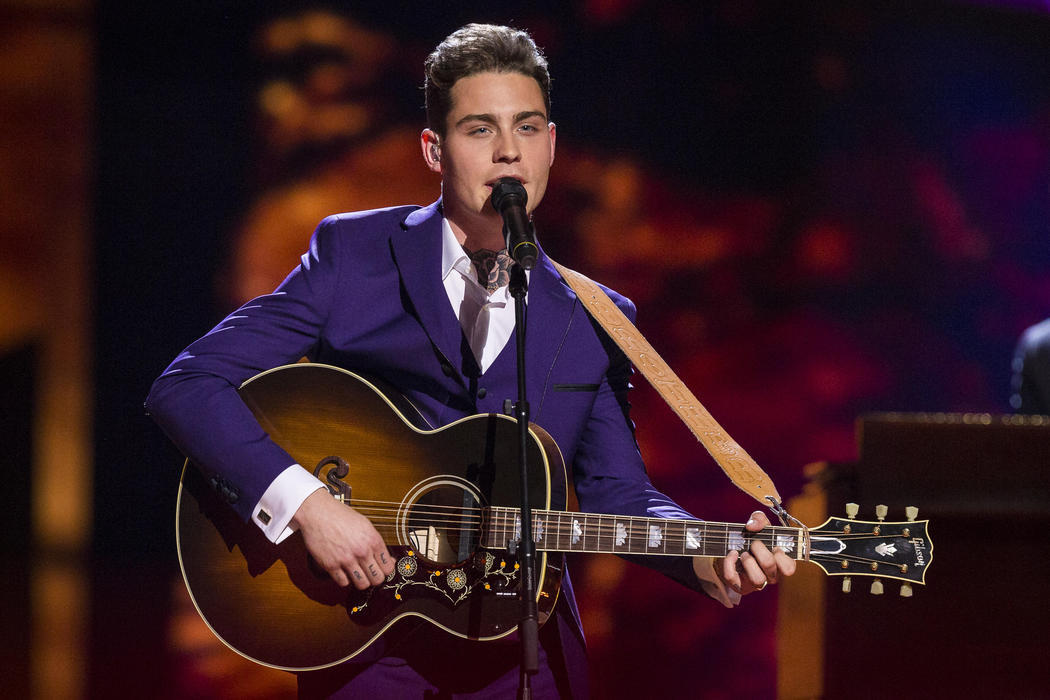 Douwe Bob, de Países Bajos, en la Final de Eurovisión 2016