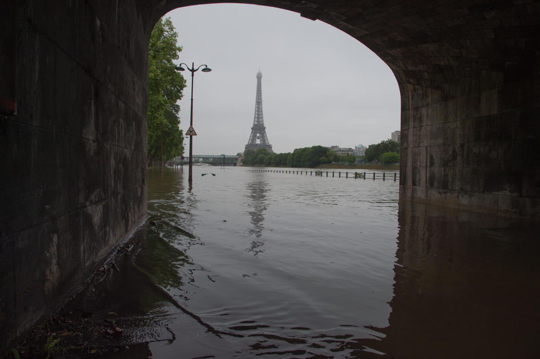 La Torre Eiffel, aislada