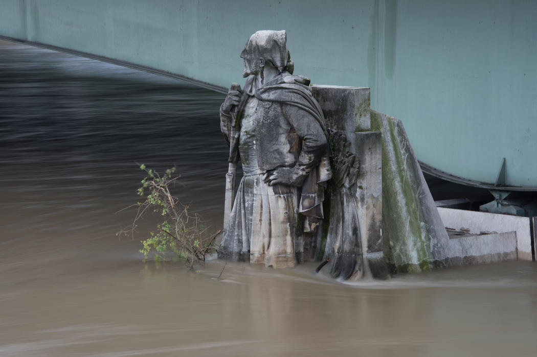 Estatuas cubiertas por el agua