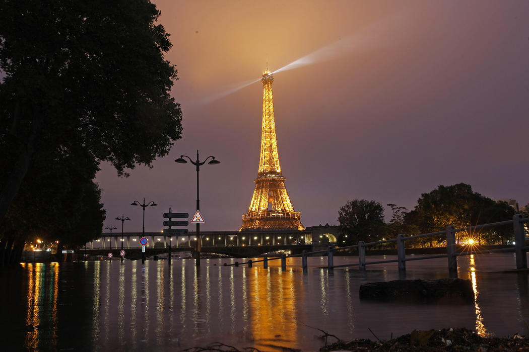 París sobrevive pese al agua