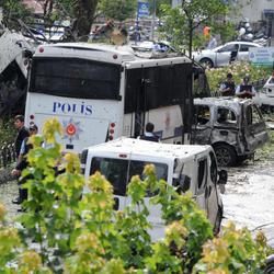 Horror en Estambul tras el atentado contra un autobús de policía