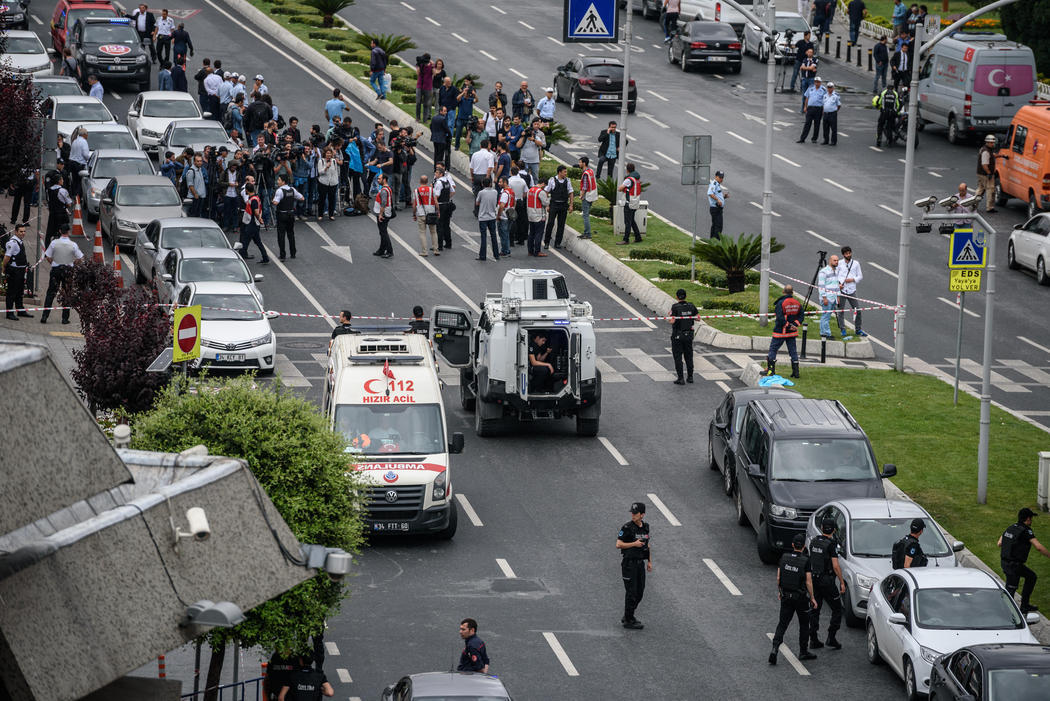 Posible tiroteo tras la explosión