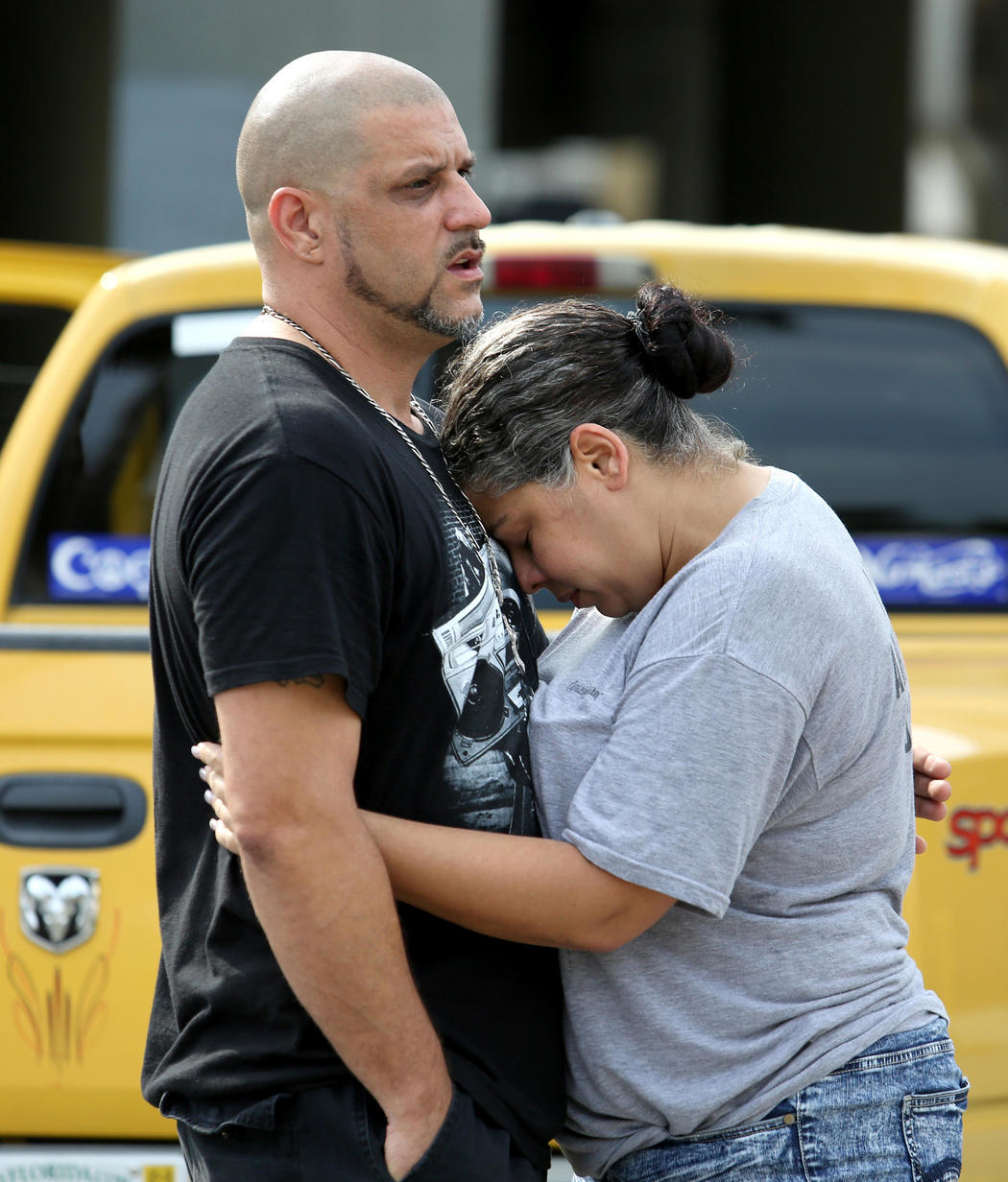 El DJ del club Pulse de Orlando,Ray Rivera, es consolado tras el tirotero