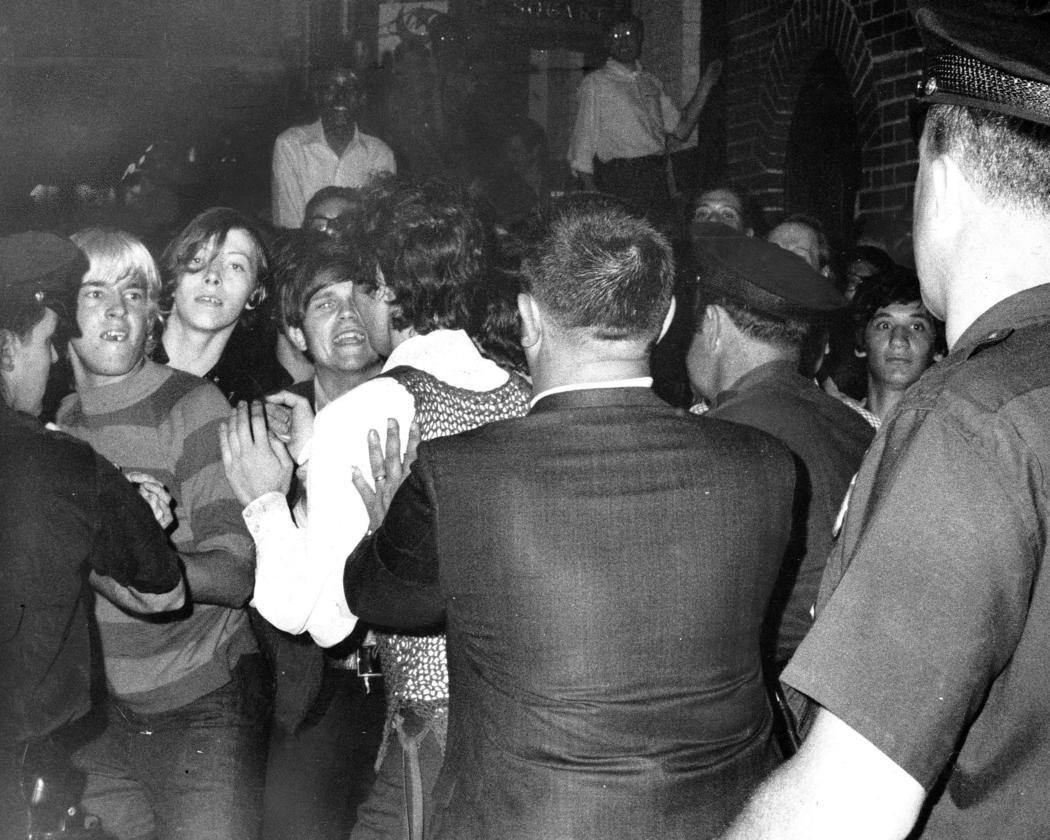 La policía hace una redada en el emblemático Stonewall Inn