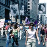 Un grupo de mujeres rinde homenaje a lesbianas importantes para la Historia