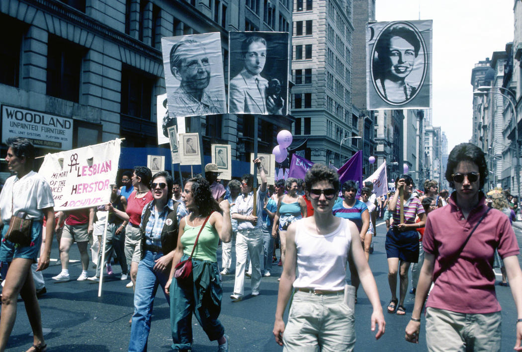 Un grupo de mujeres rinde homenaje a lesbianas importantes para la Historia