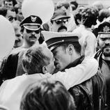 Dos hombres se besan en el Orgullo de París de 1982