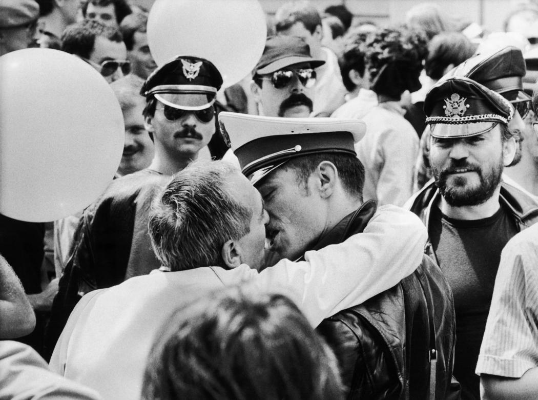 Dos hombres se besan en el Orgullo de París de 1982