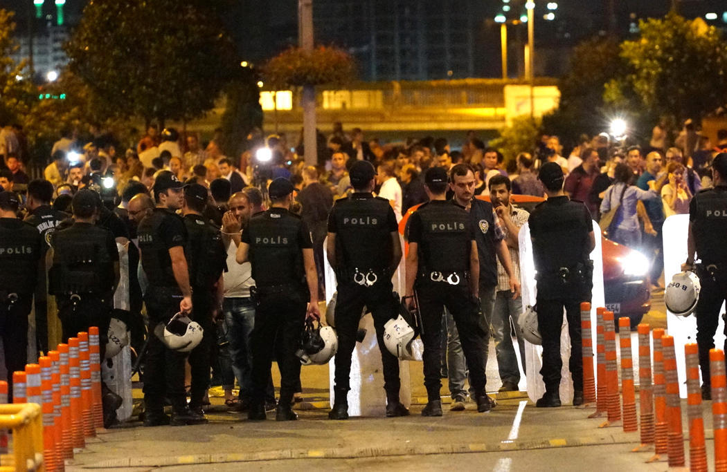 La policía impide el paso al aeropuerto de Atatürk