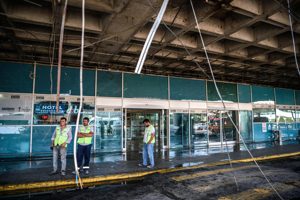 Así ha quedado el acceso al aeropuerto tras el atentado