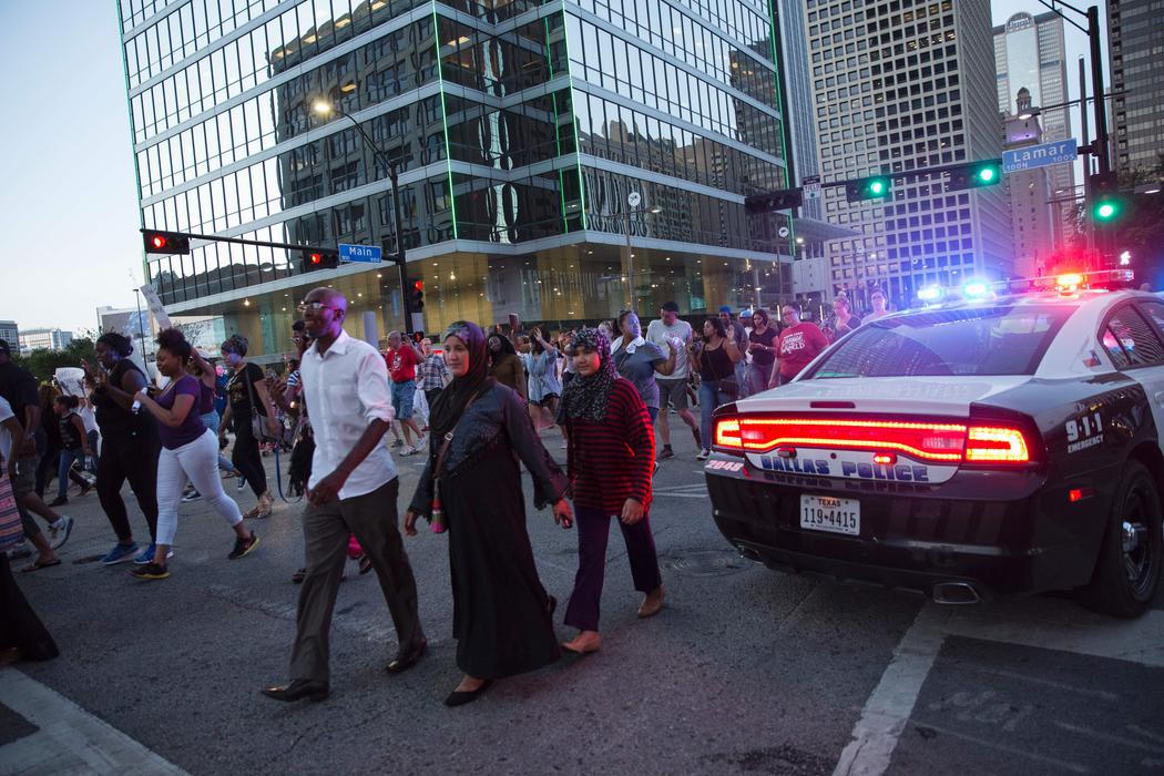 La policía controla la manifestación de Dallas