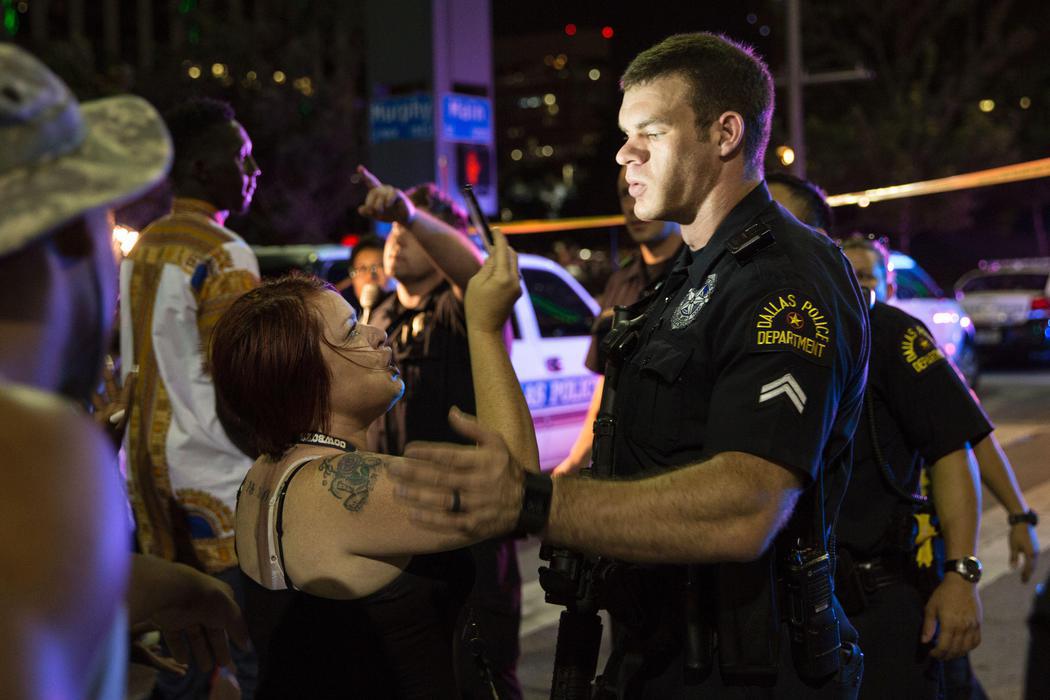 Los agentes tratan de calmar a la multitud de Dallas