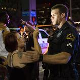 Los agentes tratan de calmar a la multitud de Dallas