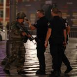 Policía y militares toman las calles de Niza