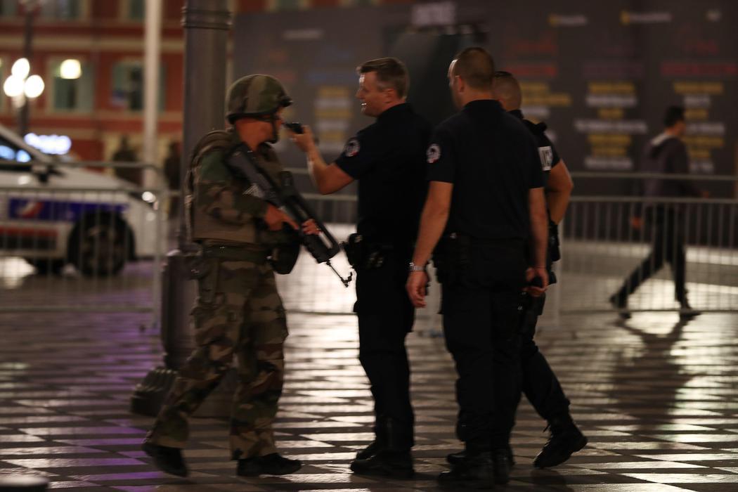 Policía y militares toman las calles de Niza