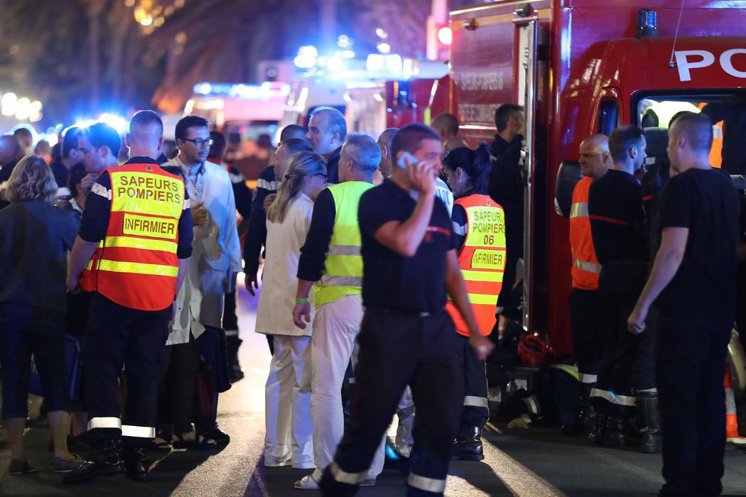 Camiones de los equipos de emergencia acuden al foco del atentado de Niza
