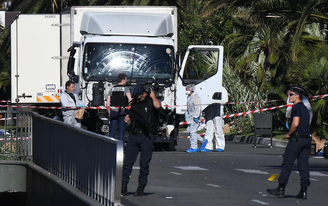 Los forenses examinan el camión del atentado de Niza