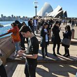 Jugando a Pokémon Go en la Ópera de Sídney