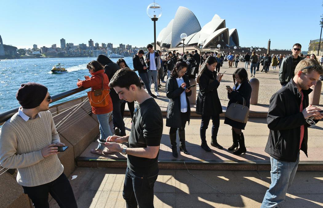 Jugando a Pokémon Go en la Ópera de Sídney