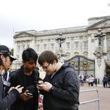 Cazando Pokémons delante de Buckingham Palace
